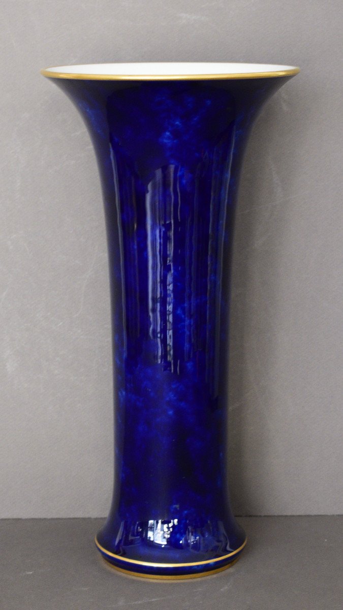 Vase De Forme Cornet En Porcelaine De Sevres