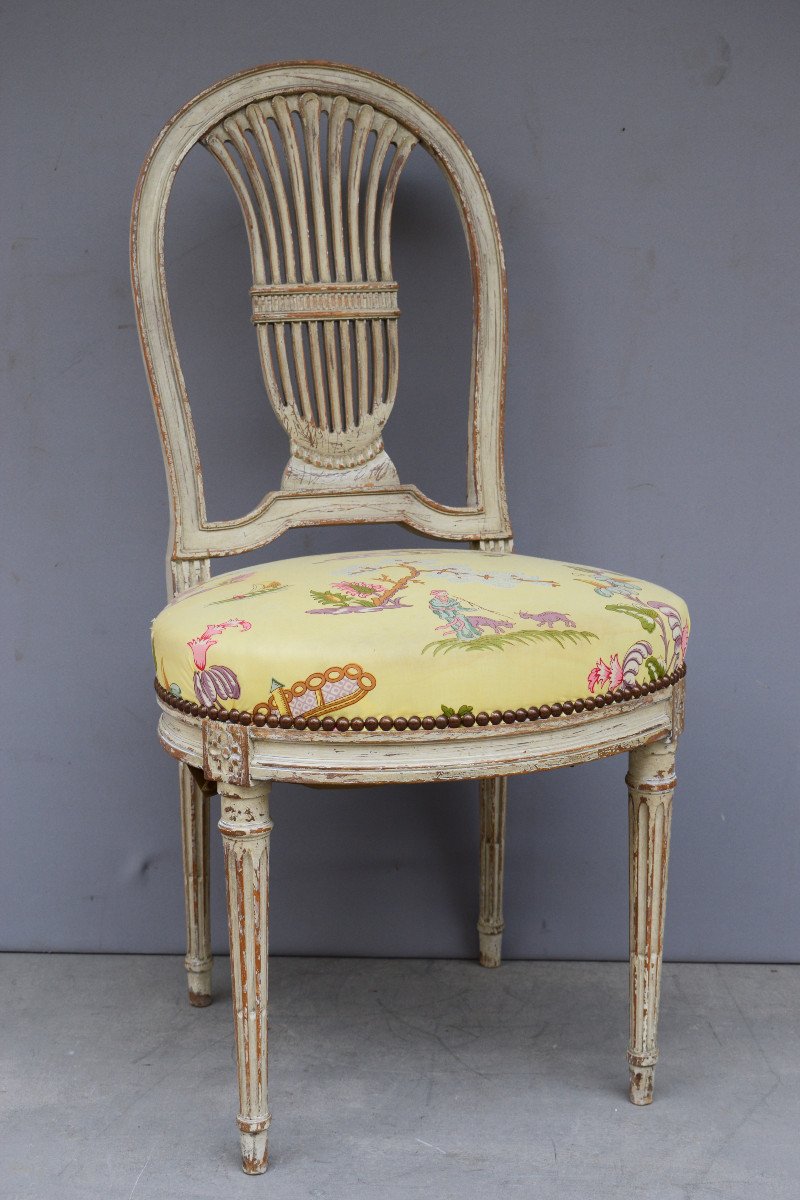 Chaise De Style Louis XVI En Bois Peint Et Patiné