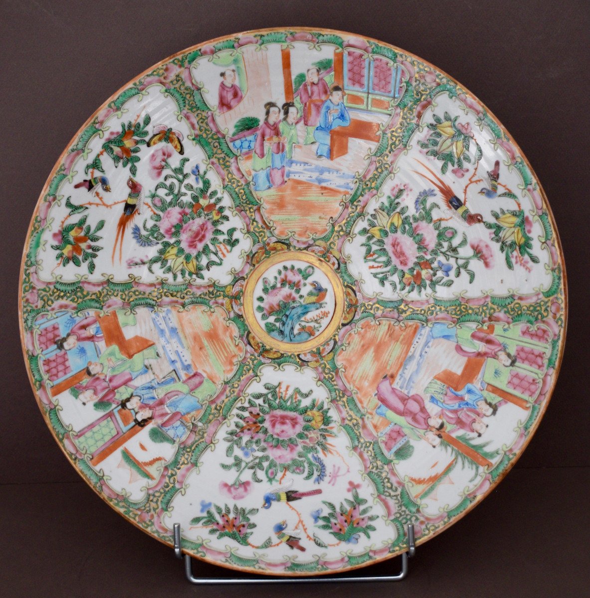 Chine Grand Plat En Porcelaine Aux Emaux De La Famille Rose