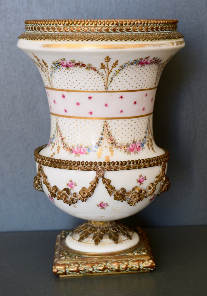Vase De Forme Medicis En Porcelaine De Paris