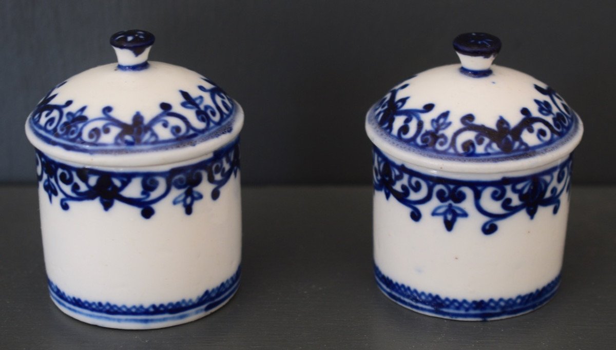 Mennecy Pair Of Ointment Jars In Tender Porcelain XVIII Eme