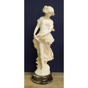 Sculpture En Marbre Representant Une Jeune Femme