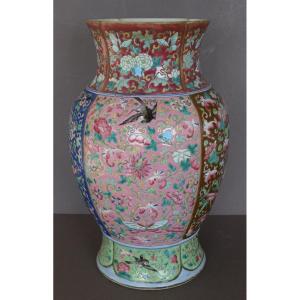 Lobé Shaped Vase In Chinese Porcelain With Famille Rose Enamels