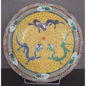 Grand Plat En Porcelaine A Décor De Dragons