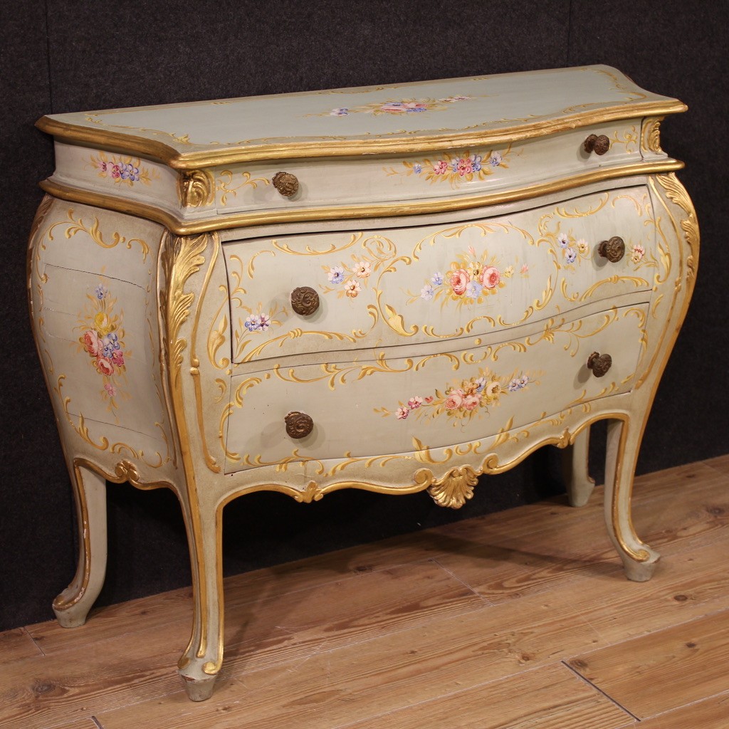 Commode vénitienne laquée, peinte et dorée du 20ème siècle