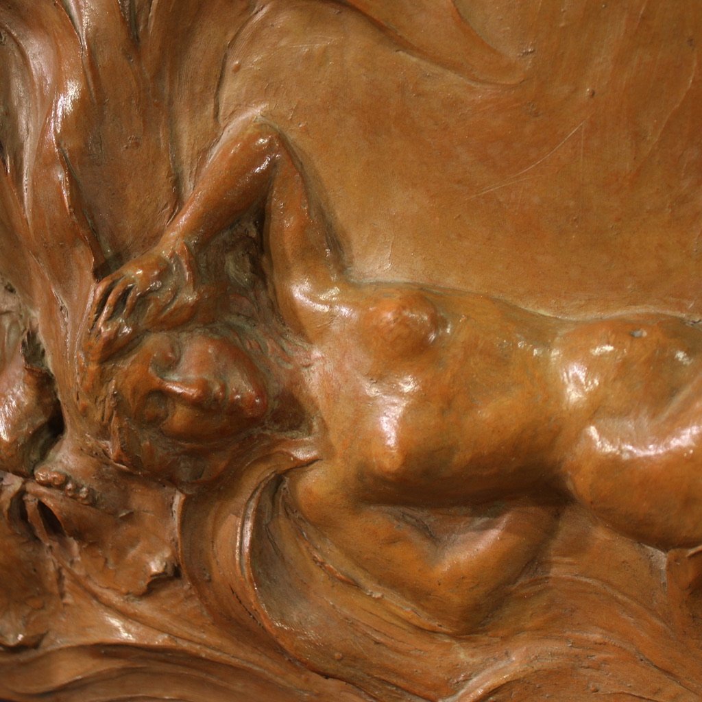 Bas-relief français en terre cuite, Vénus avec faune du 20ème siècle-photo-3