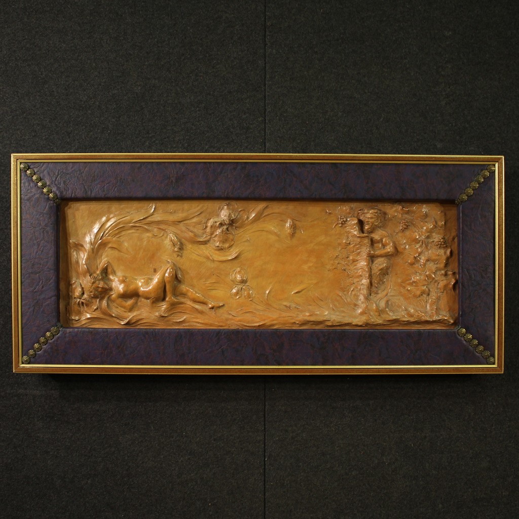 Bas-relief français en terre cuite, Vénus avec faune du 20ème siècle