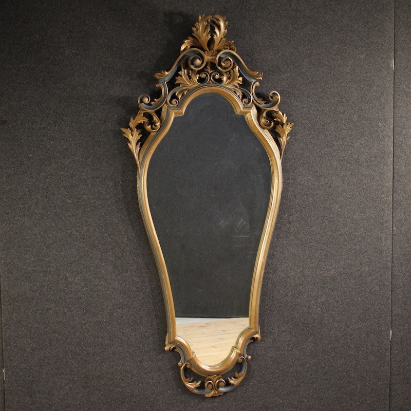 Miroir italien laqué et doré de style Louis XV du 20ème siècle