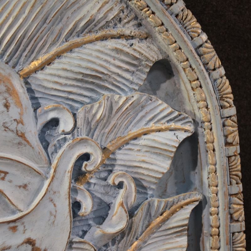 Sculpture en bas-relief, visage stylisé orné de fleurs, 20eme siècle-photo-1