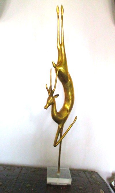 Grande Sculpture en laiton Représentant Une Antilope stylisée bondissant circa 1970