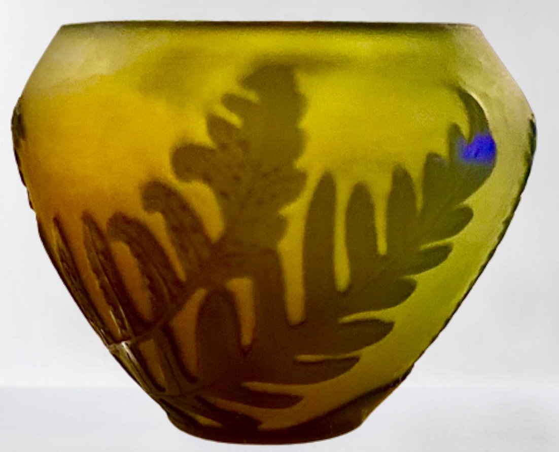Proantic: Petit verre dit de fougère teinté jaune fin XVIIe début X