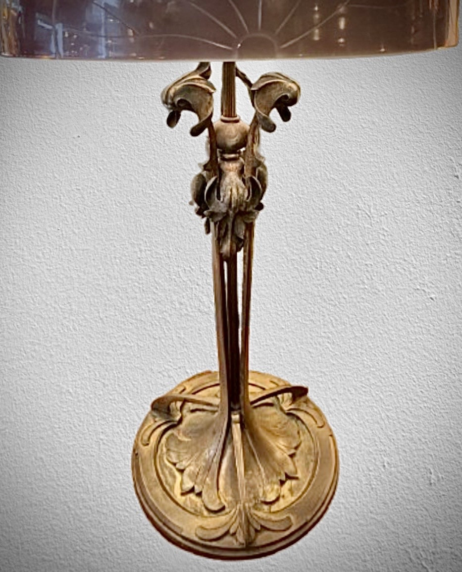 Gallé Lamp With Lotus Design-photo-1