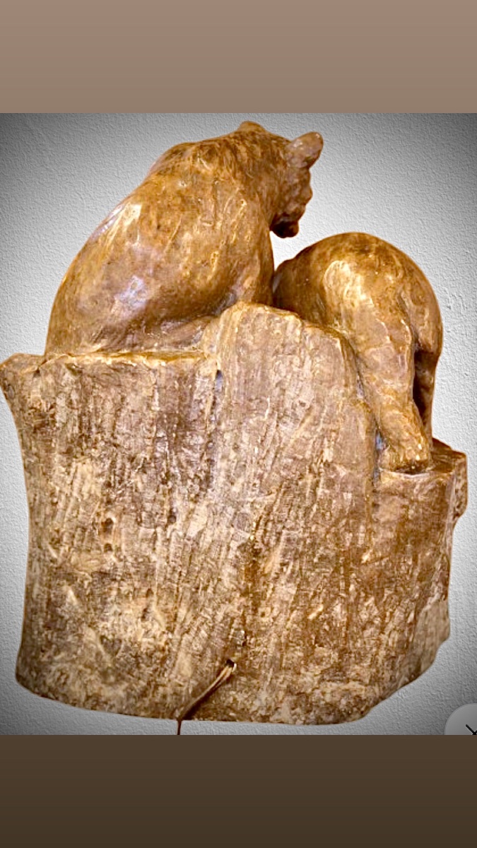 Sculpture en albâtre teintée représentant deux ours -photo-4