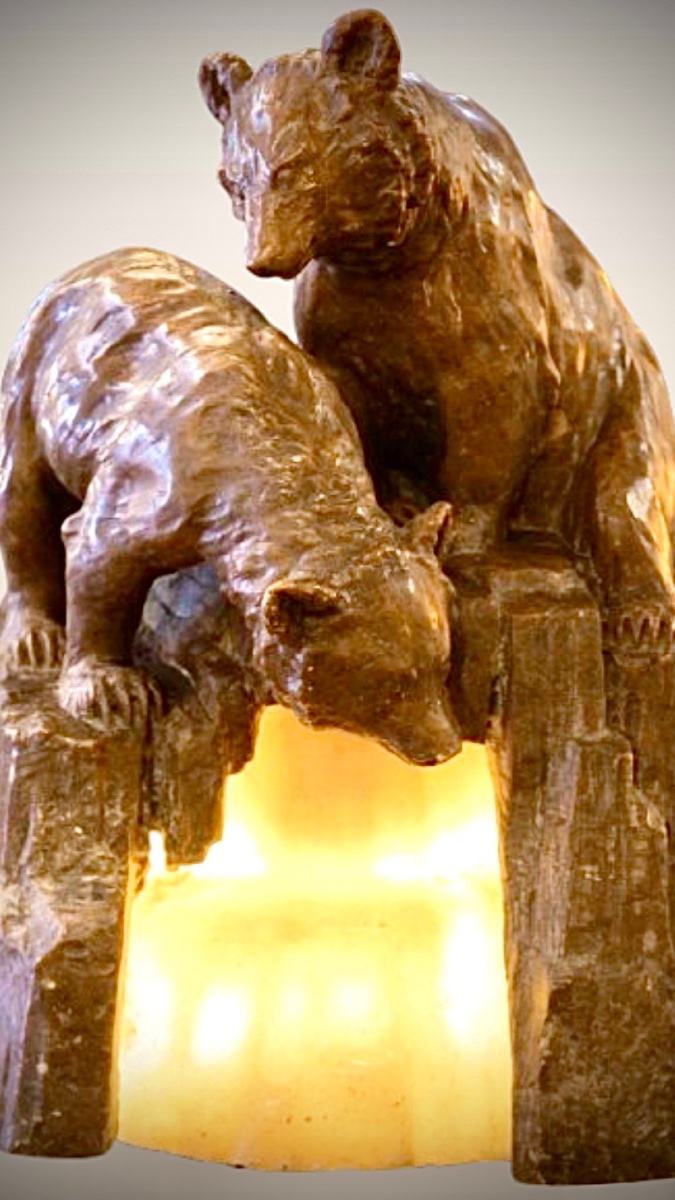Sculpture en albâtre teintée représentant deux ours 