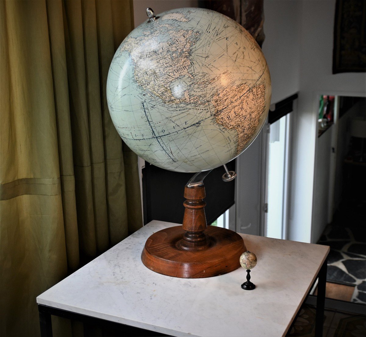 Globe Terrestre GIRARD BARRERE et THOMAS, rare par sa taille 83 CM