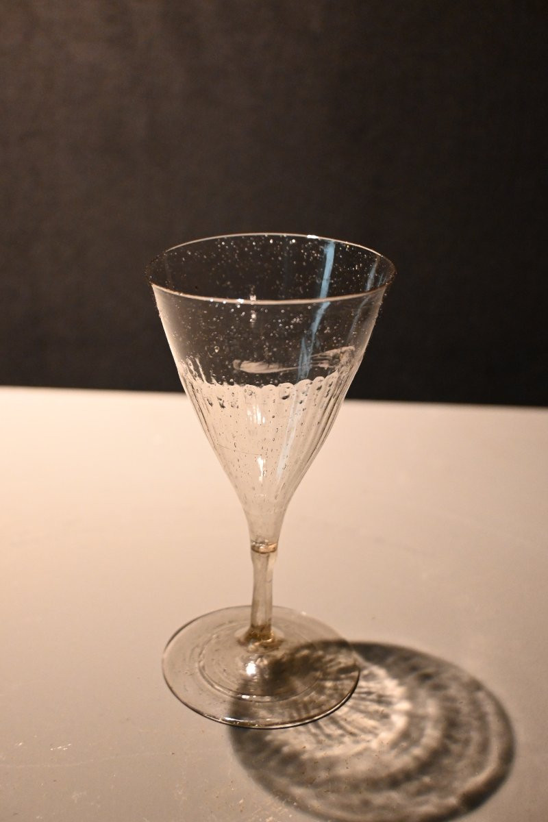 Verre soufflé côtelé d'époque fin XVIIe-photo-2