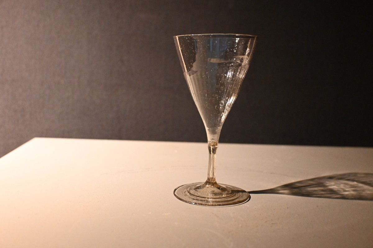 Verre soufflé côtelé d'époque fin XVIIe-photo-1