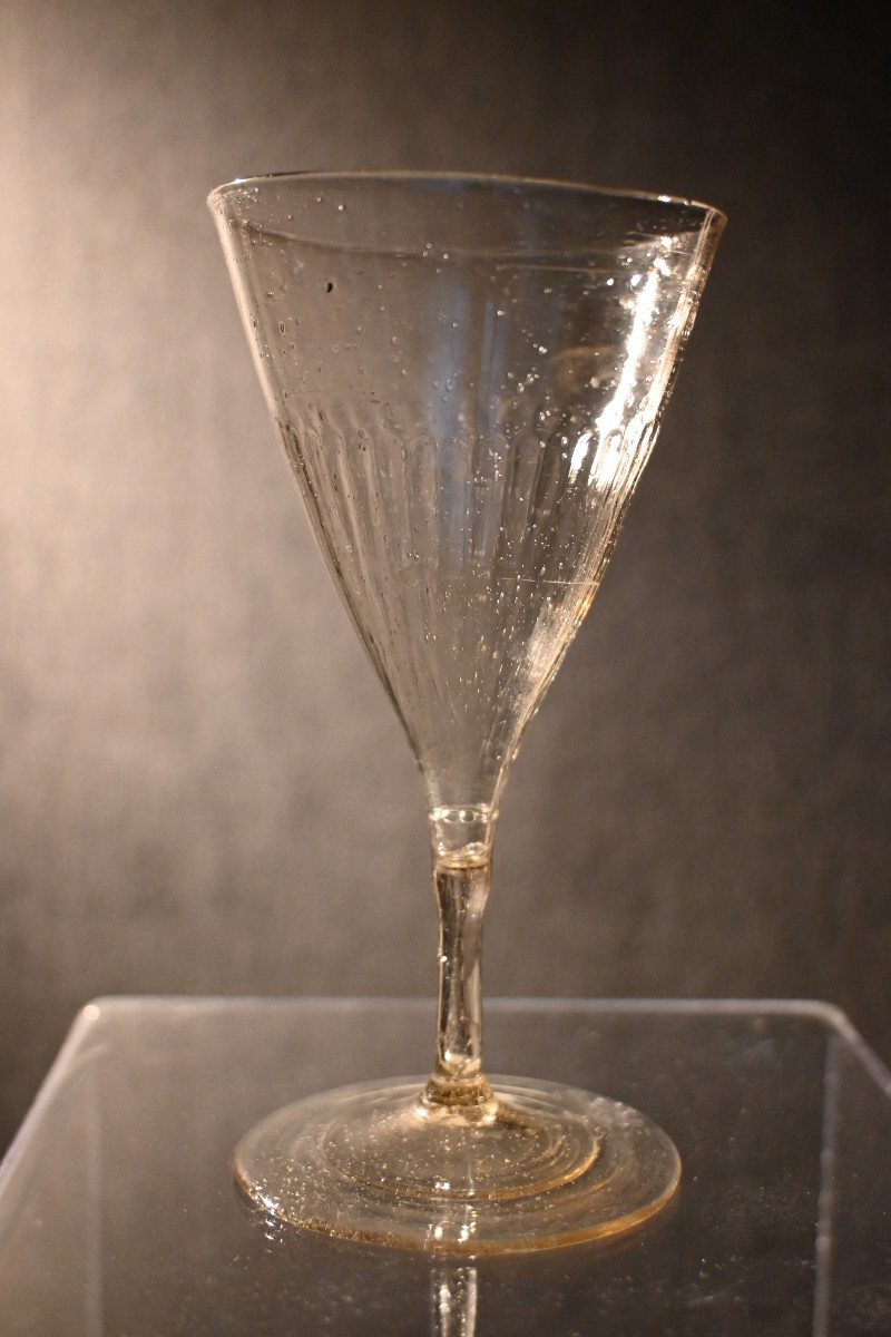 Verre soufflé côtelé d'époque fin XVIIe