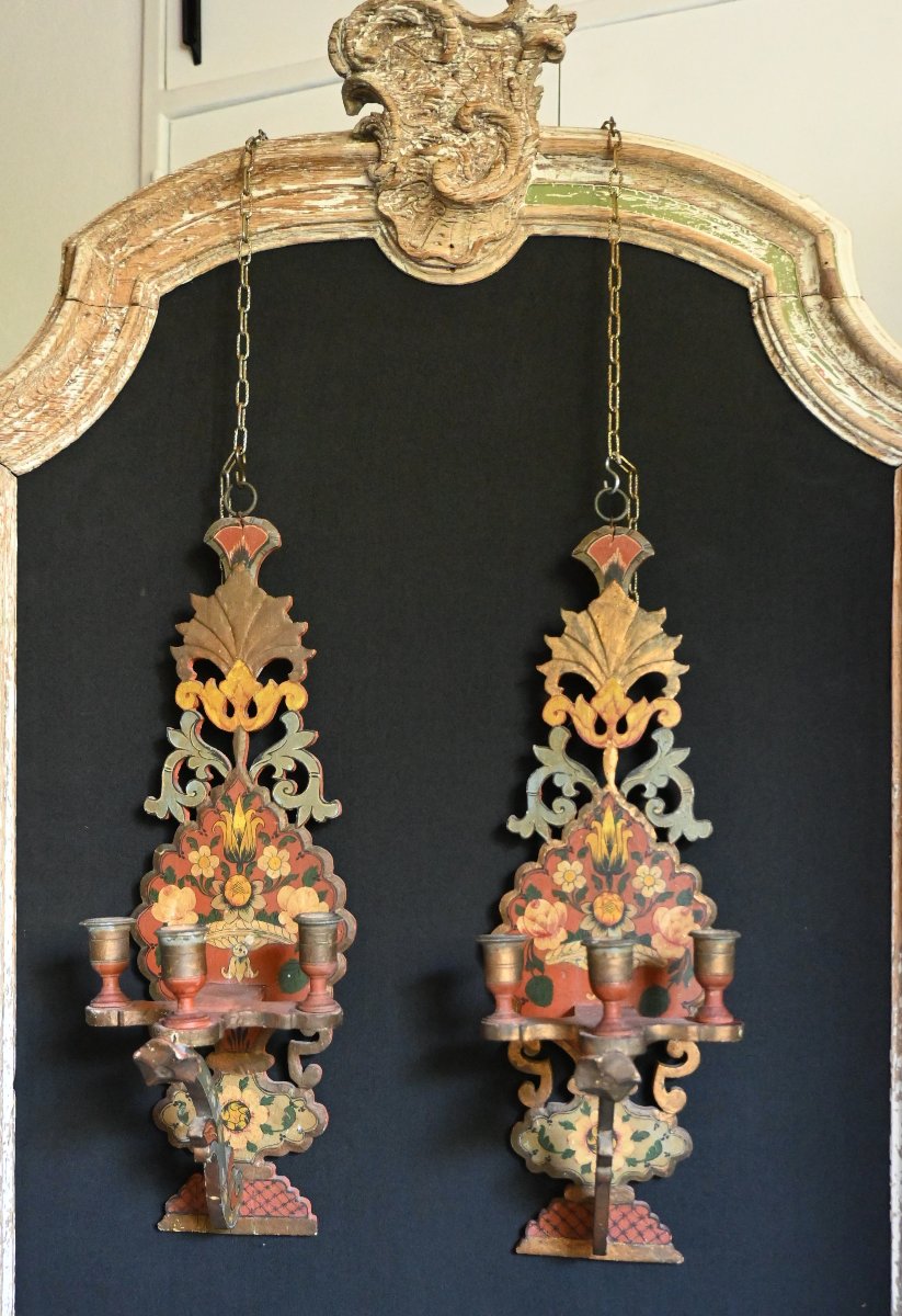 Paire d'appliques en bois polychrome
