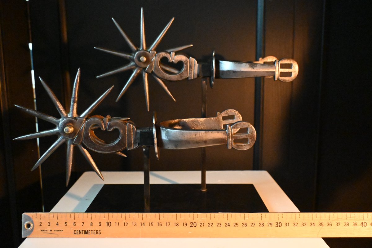 Paire d'éperons en fer forgé de grande dimension d'époque 19ème siècle-photo-1