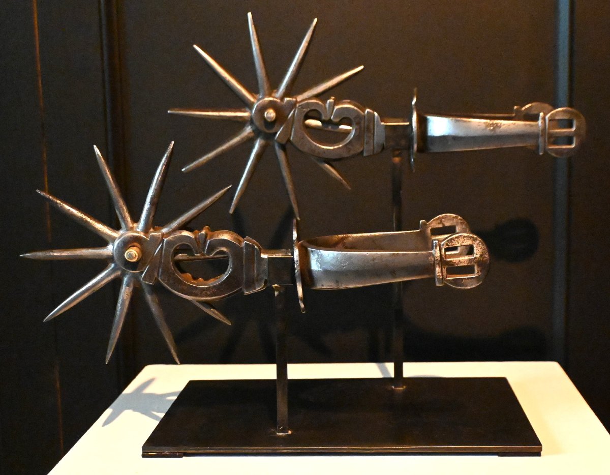 Paire d'éperons en fer forgé de grande dimension d'époque 19ème siècle