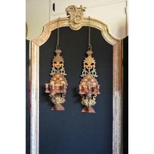 Paire d'appliques en bois polychrome