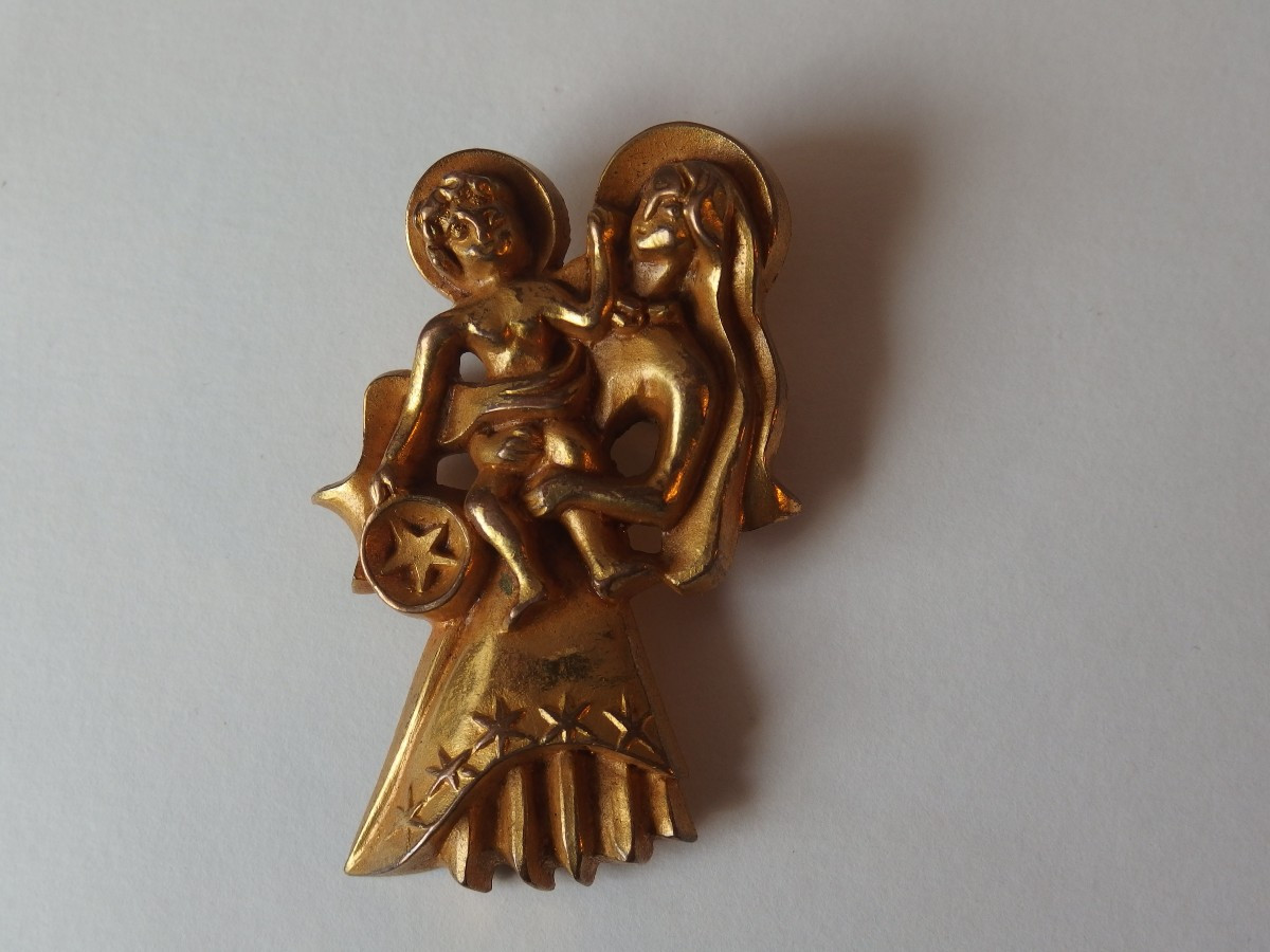 Broche en métal doré par Paule Ingrand