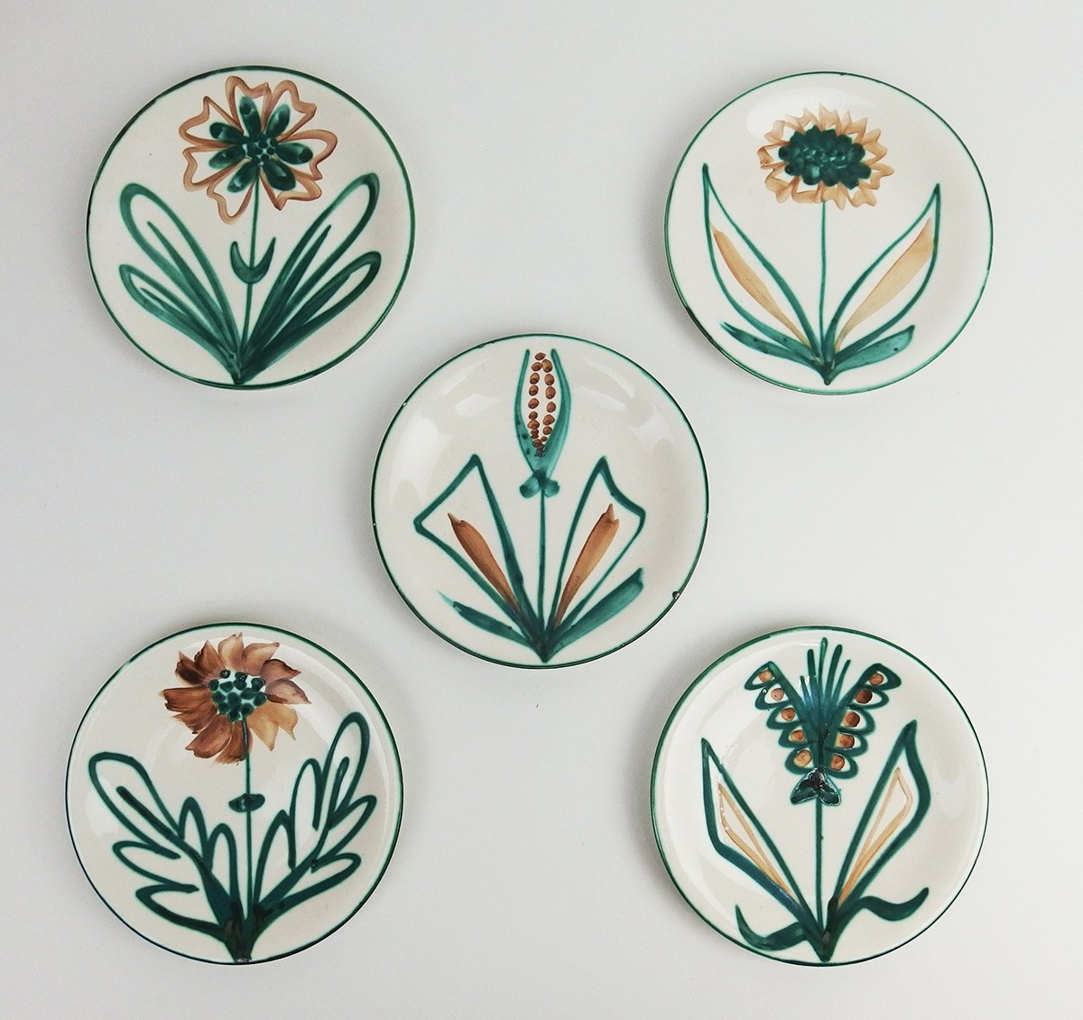 Ensemble de cinq assiettes à dessert  en céramique par Robert Picault-photo-2