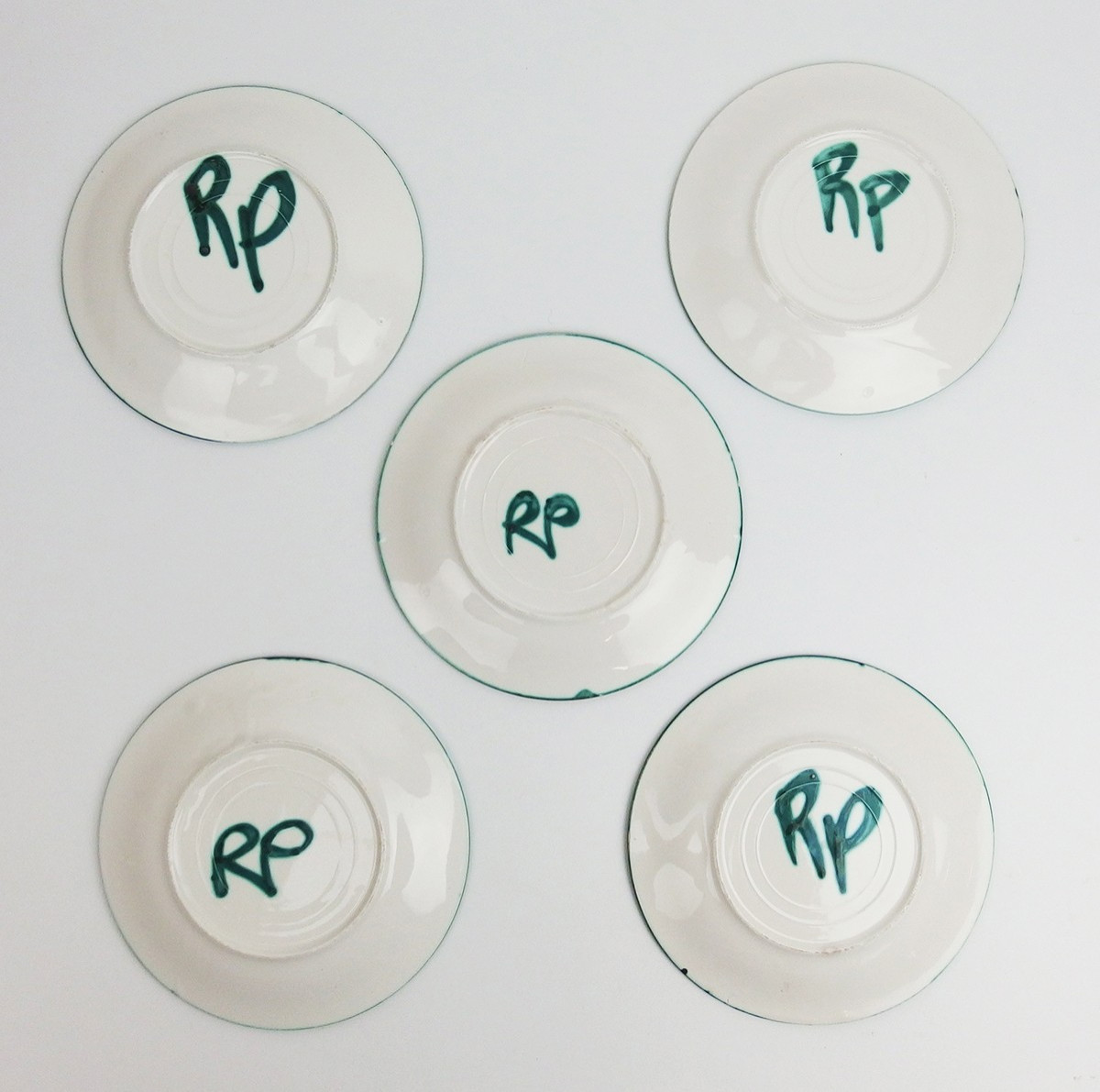 Ensemble de cinq assiettes à dessert  en céramique par Robert Picault-photo-3