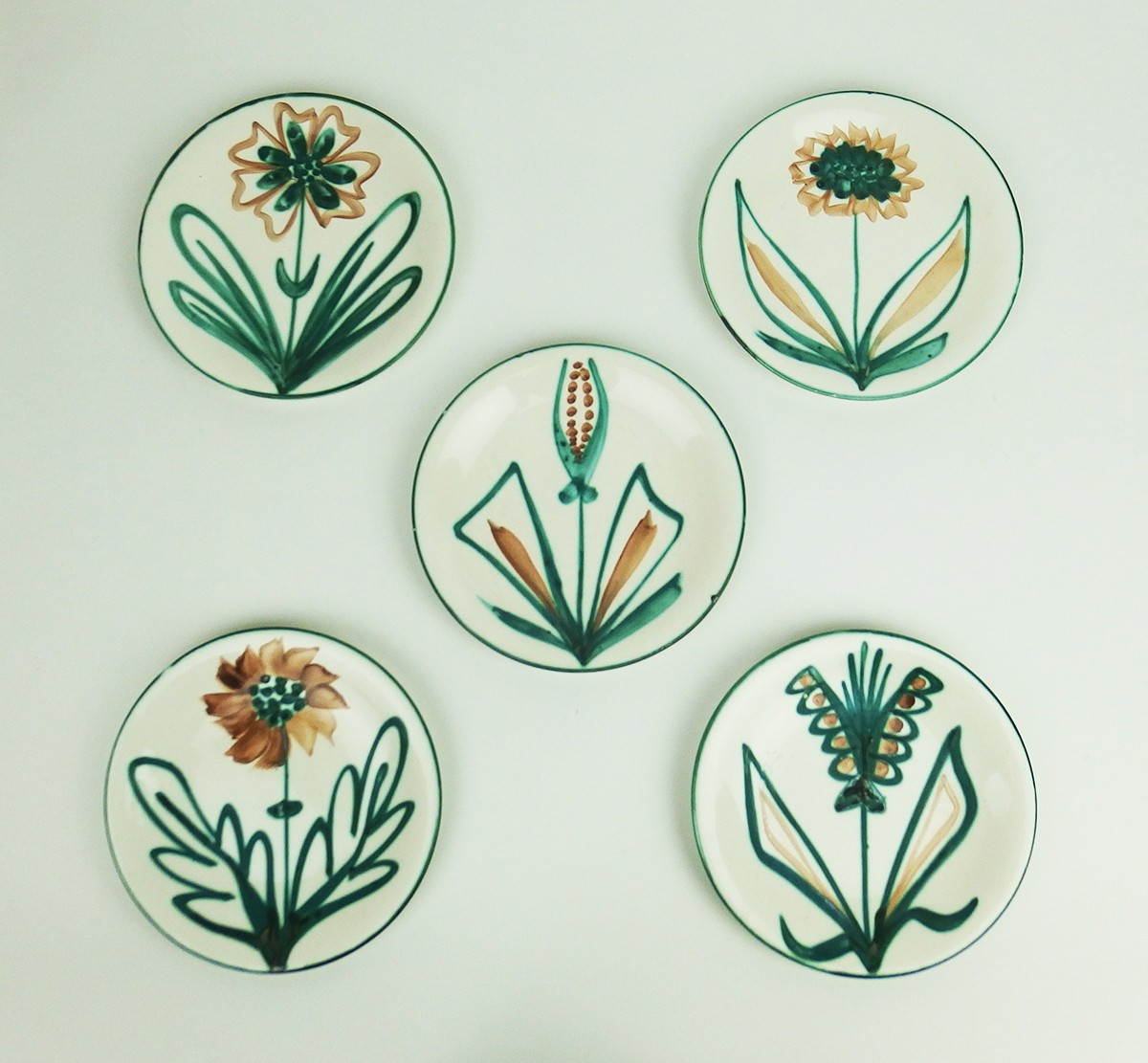 Ensemble de cinq assiettes à dessert  en céramique par Robert Picault