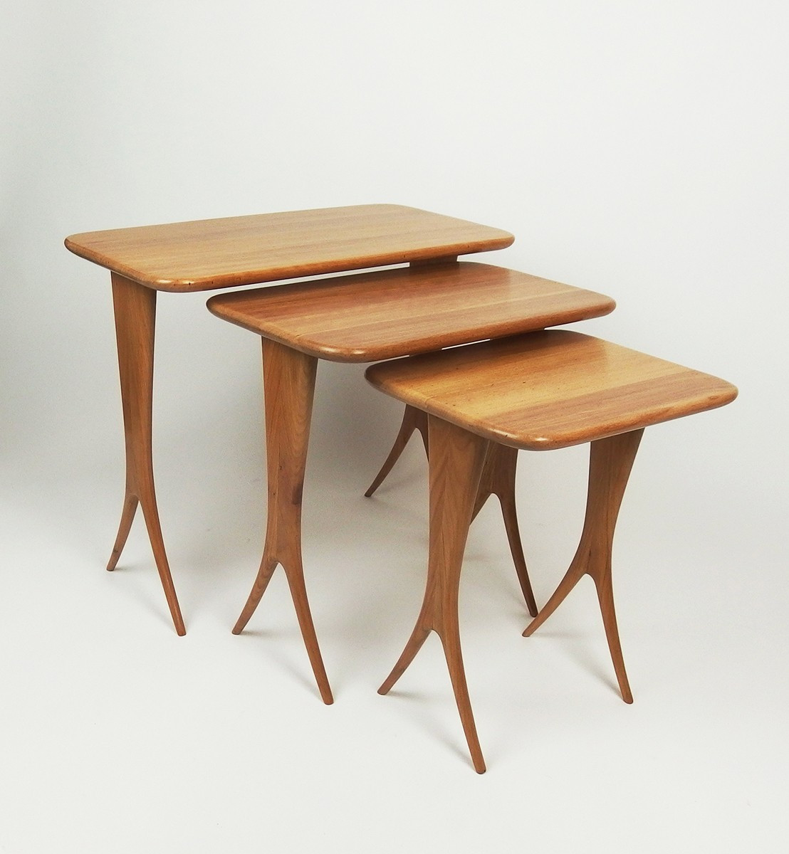 Ensemble de trois tables gigognes par Raphaël