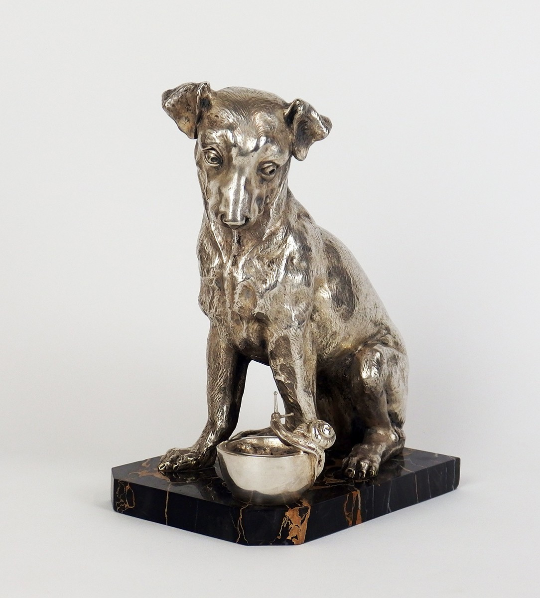 "L'intrus" bronze représentant un chien et un escargot par F Coffin