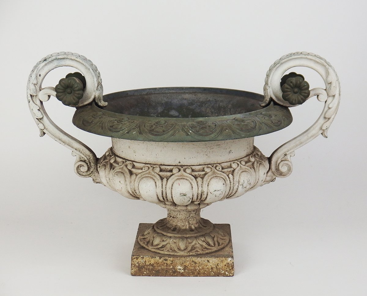 Medicis-shaped Cast-iron Planter-photo-3