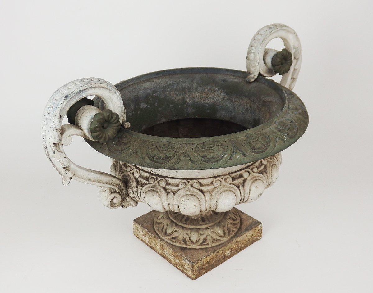 Medicis-shaped Cast-iron Planter-photo-1