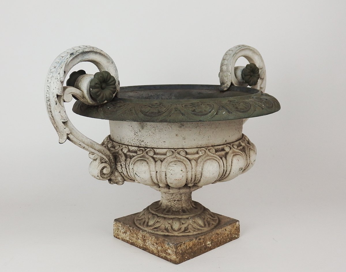 Medicis-shaped Cast-iron Planter-photo-3
