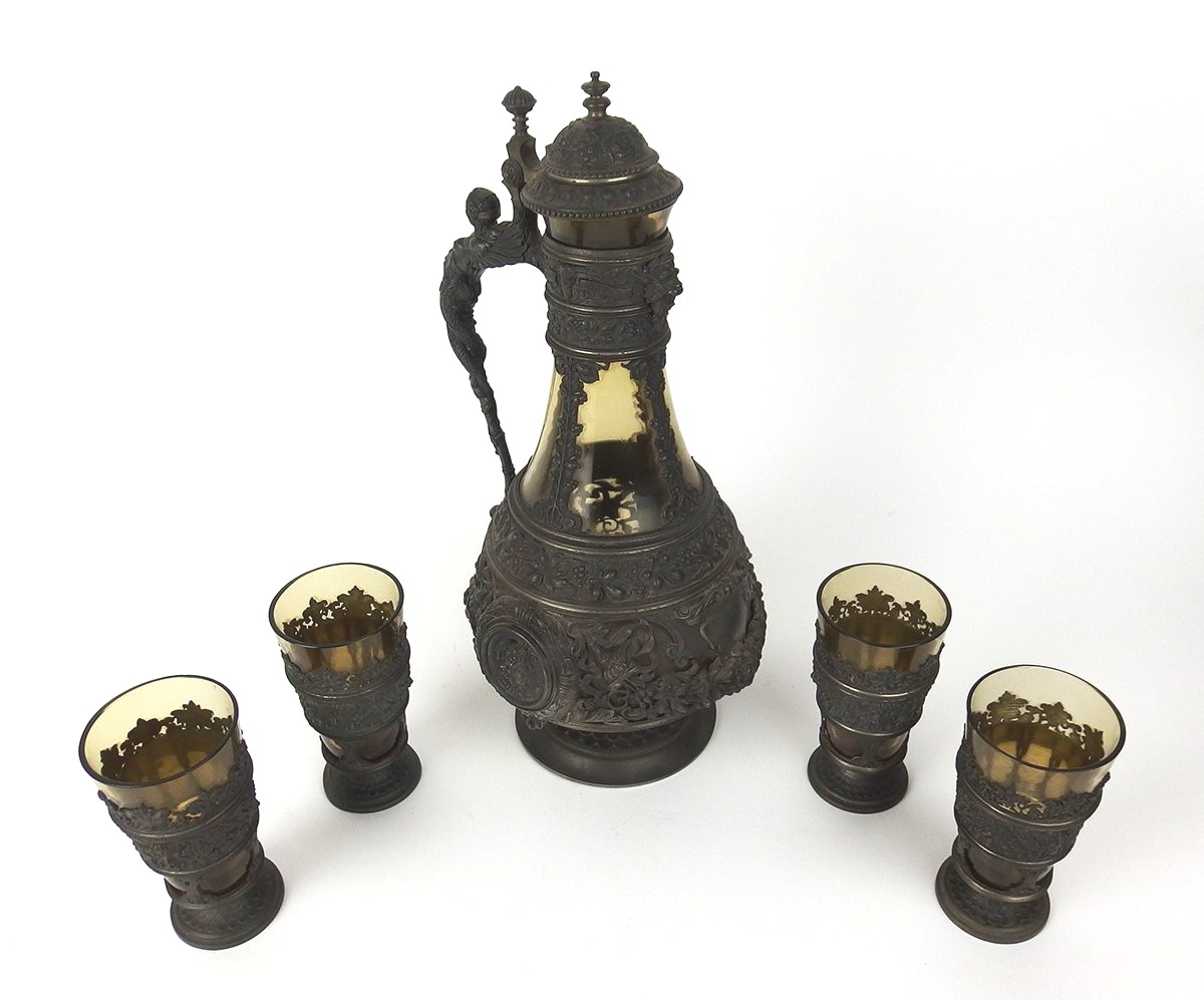 Carafe et quatre verres en étain de style Renaissance 