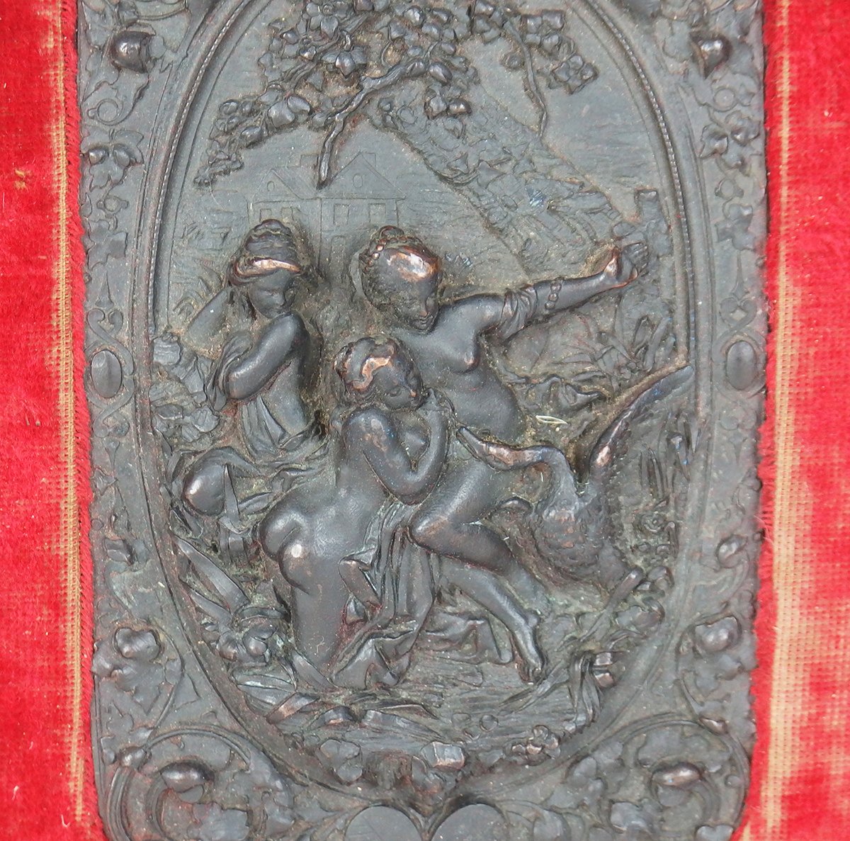 "Léda et le cygne"Bas relief en cuivre repoussé-photo-3