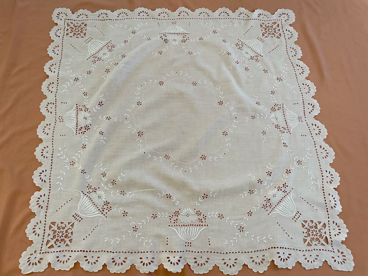Nappe Carrée Festonnée Avec Superbes Broderies Sur Toile en fil de Lin - Linge Ancien-photo-2