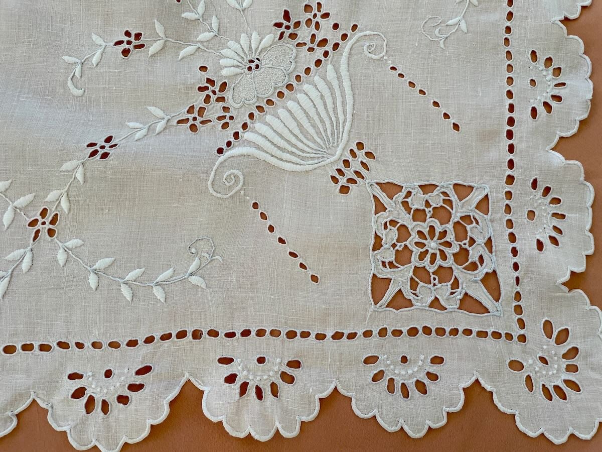 Square Scalloped Tablecloth With Superb Embroidery On Fine Linen Canvas - Old Linen-photo-4