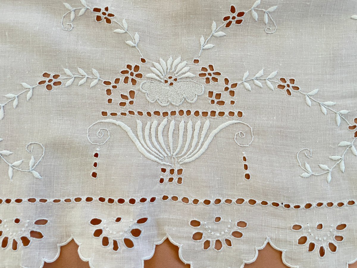 Square Scalloped Tablecloth With Superb Embroidery On Fine Linen Canvas - Old Linen-photo-1