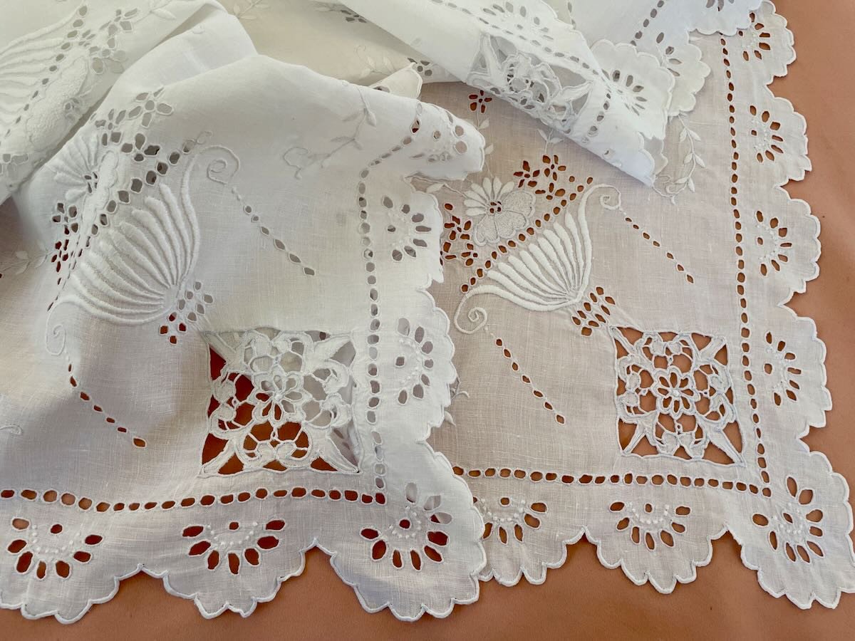 Nappe Carrée Festonnée Avec Superbes Broderies Sur Toile en fil de Lin - Linge Ancien