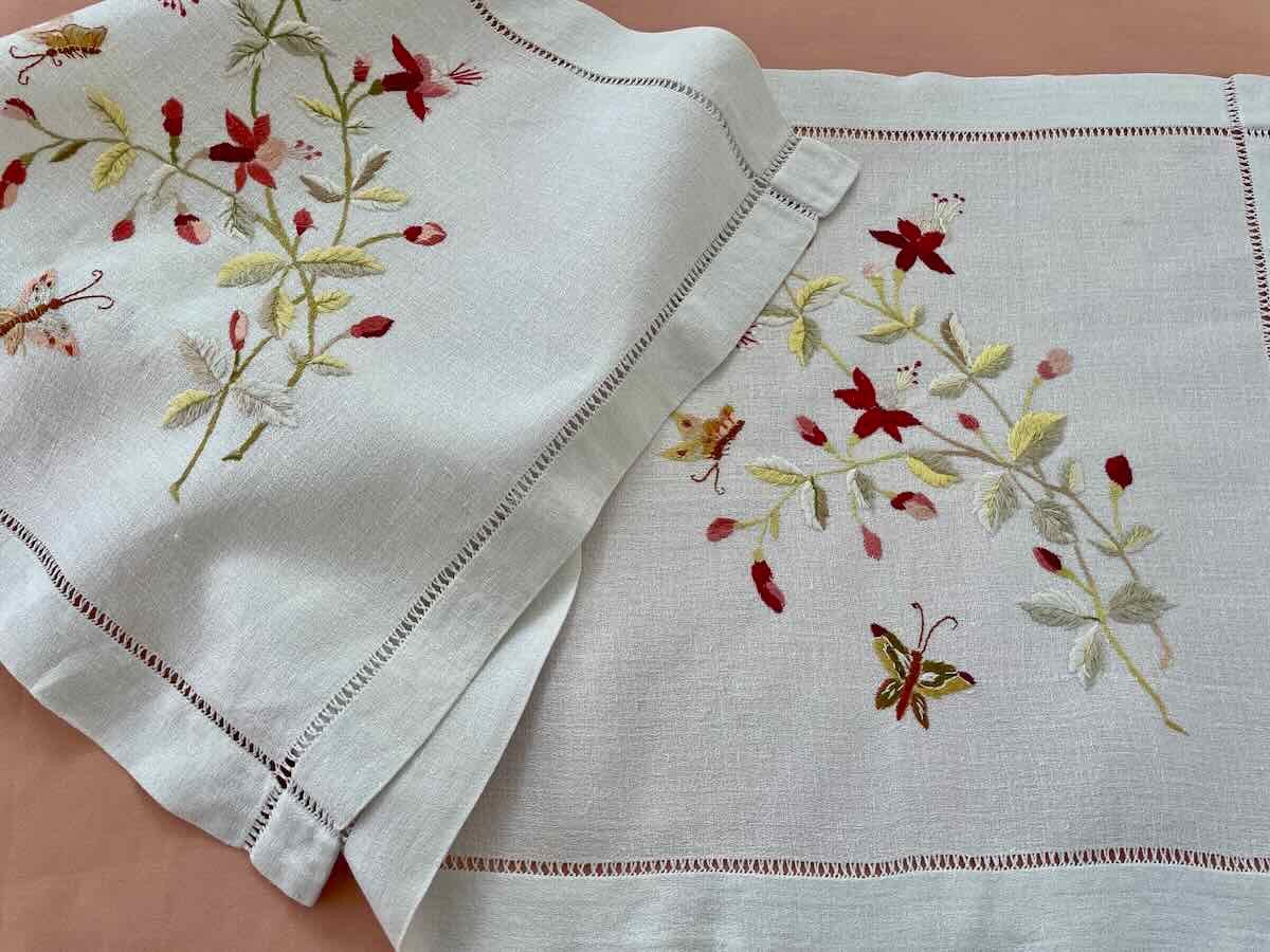 Grand Napperon Rectangle Avec Fleurs, Papillons Brodés Avec Fils De Couleurs - Linge Ancien