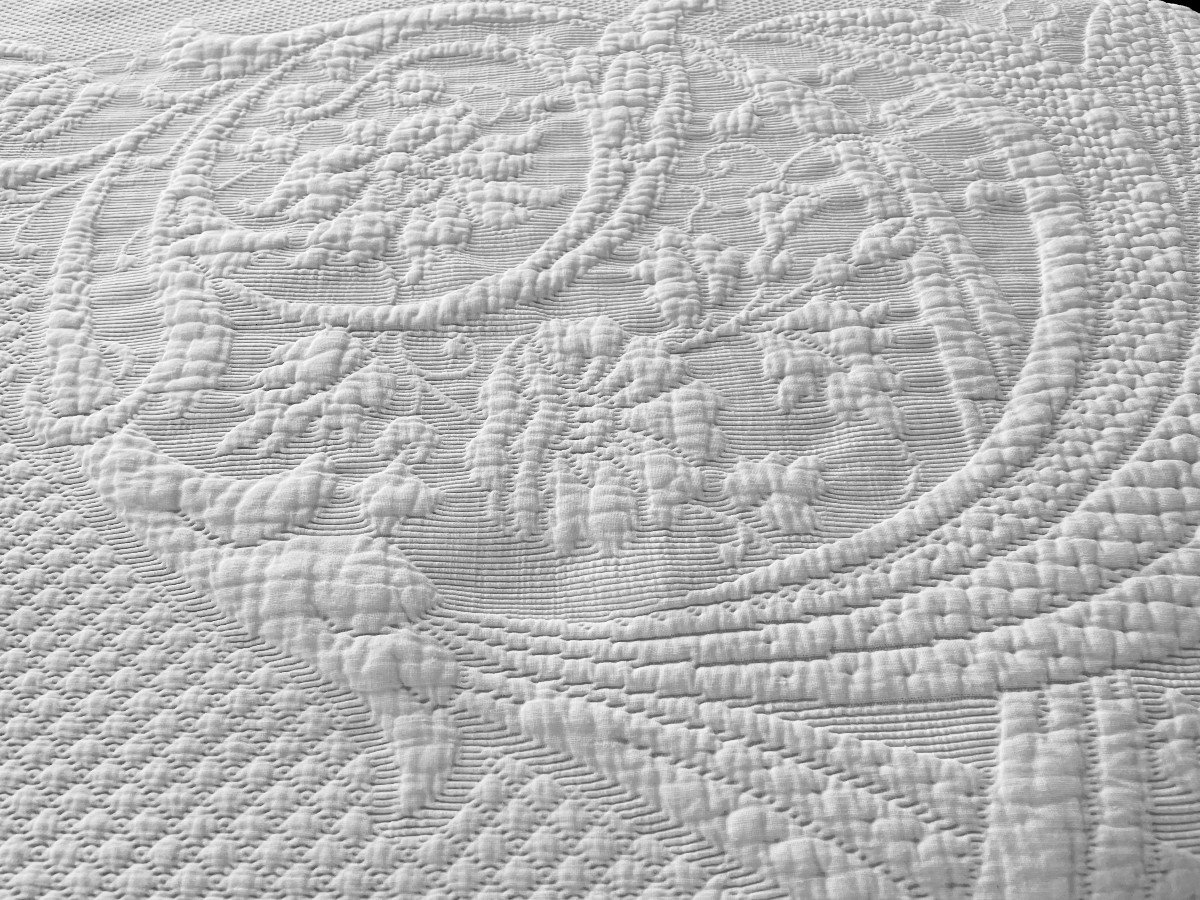 Couverture  En Piqué Blanc Avec Imposant Relief : Motifs Arabesques Et Floraux- Linge Ancien-photo-4