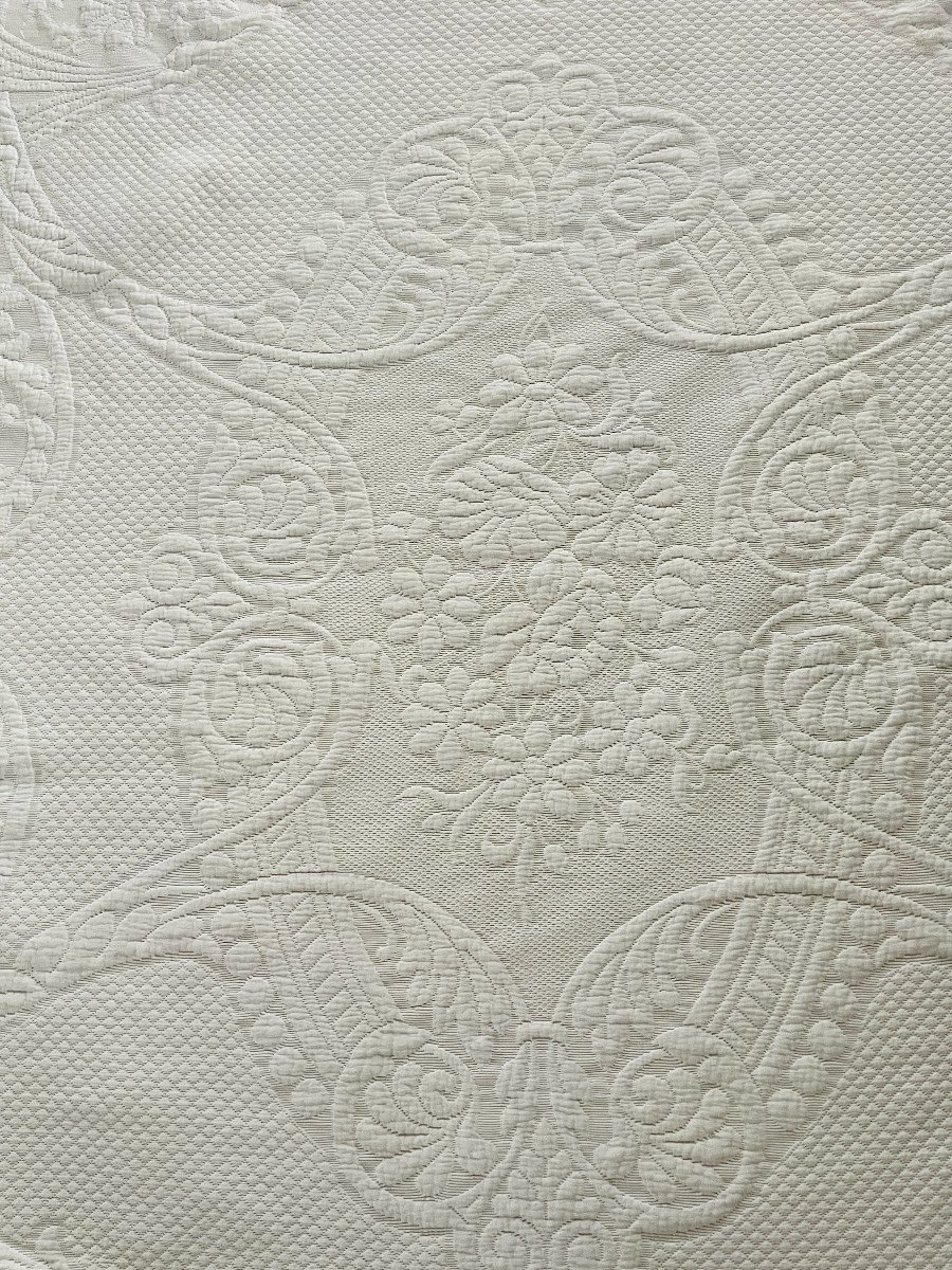 Couverture  En Piqué Blanc Avec Imposant Relief : Motifs Arabesques Et Floraux- Linge Ancien-photo-1