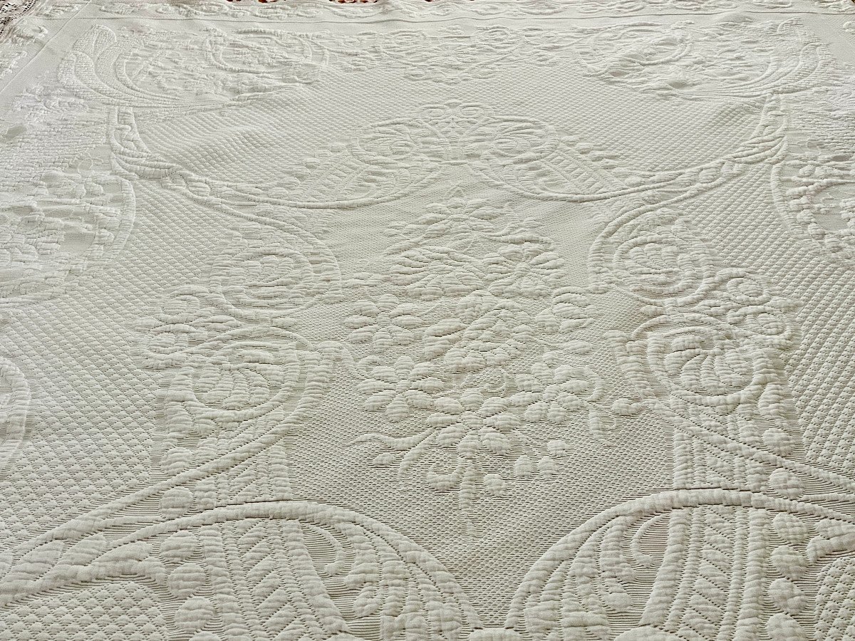 Couverture  En Piqué Blanc Avec Imposant Relief : Motifs Arabesques Et Floraux- Linge Ancien-photo-2