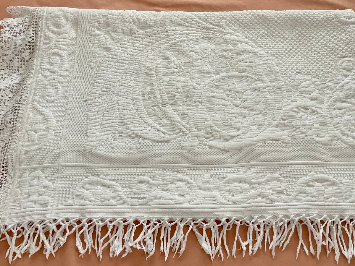Couverture  En Piqué Blanc Avec Imposant Relief : Motifs Arabesques Et Floraux- Linge Ancien-photo-5