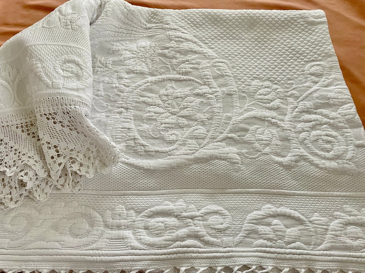 Couverture  En Piqué Blanc Avec Imposant Relief : Motifs Arabesques Et Floraux- Linge Ancien