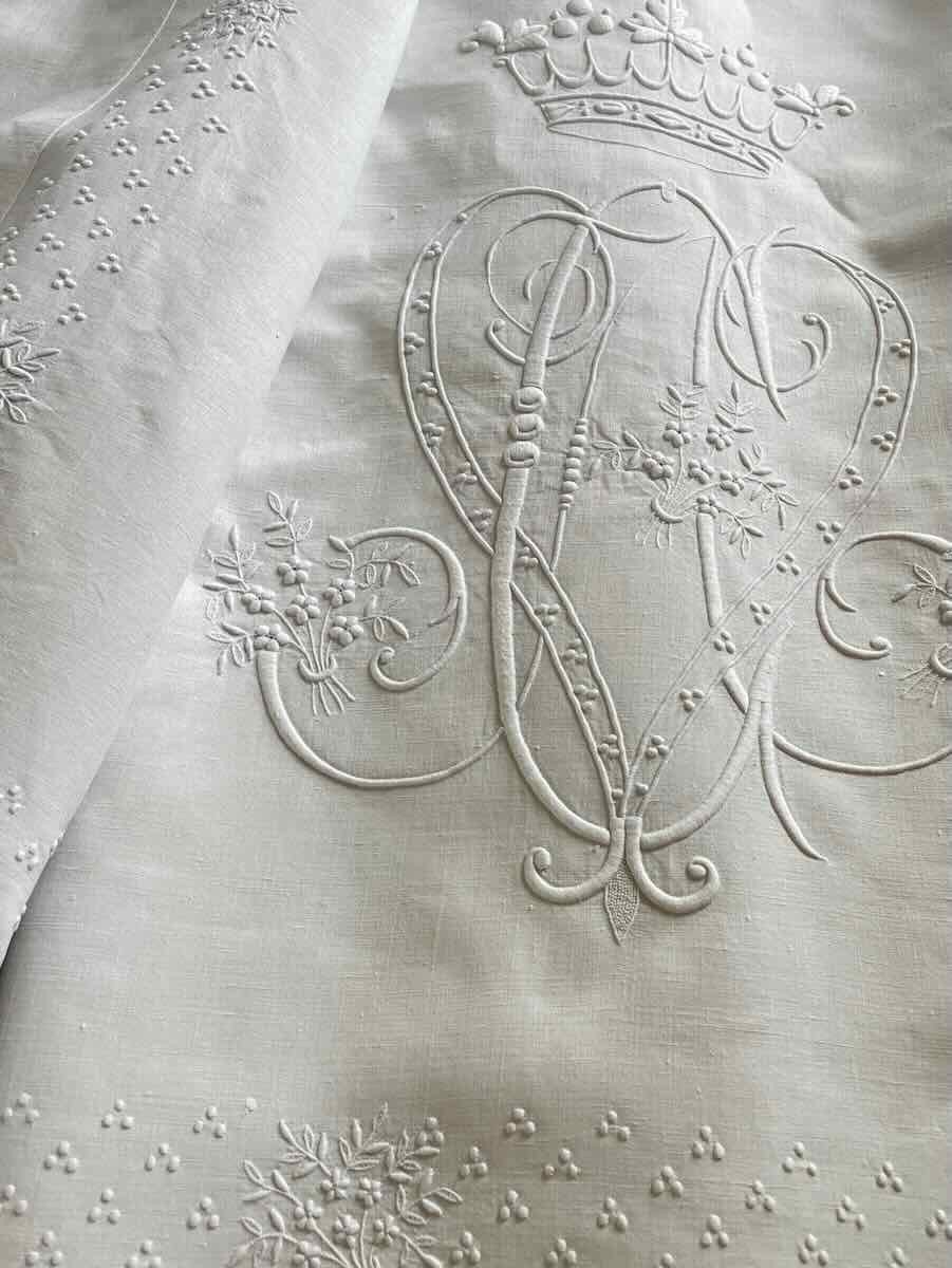 Large Embroidered Sheet Marquis Crown, Flower Embroidery, Monogram - Antique Linen-photo-2