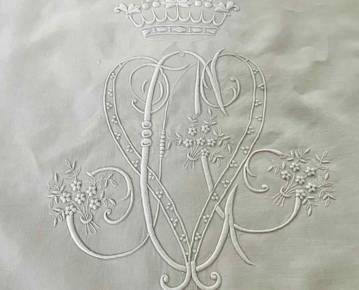 Large Embroidered Sheet Marquis Crown, Flower Embroidery, Monogram - Antique Linen-photo-2