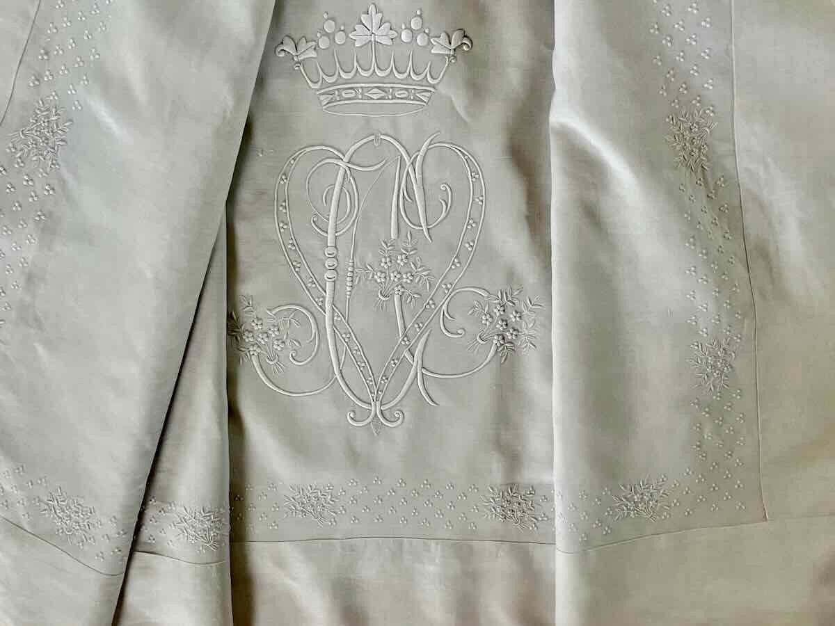 Large Embroidered Sheet Marquis Crown, Flower Embroidery, Monogram - Antique Linen-photo-3